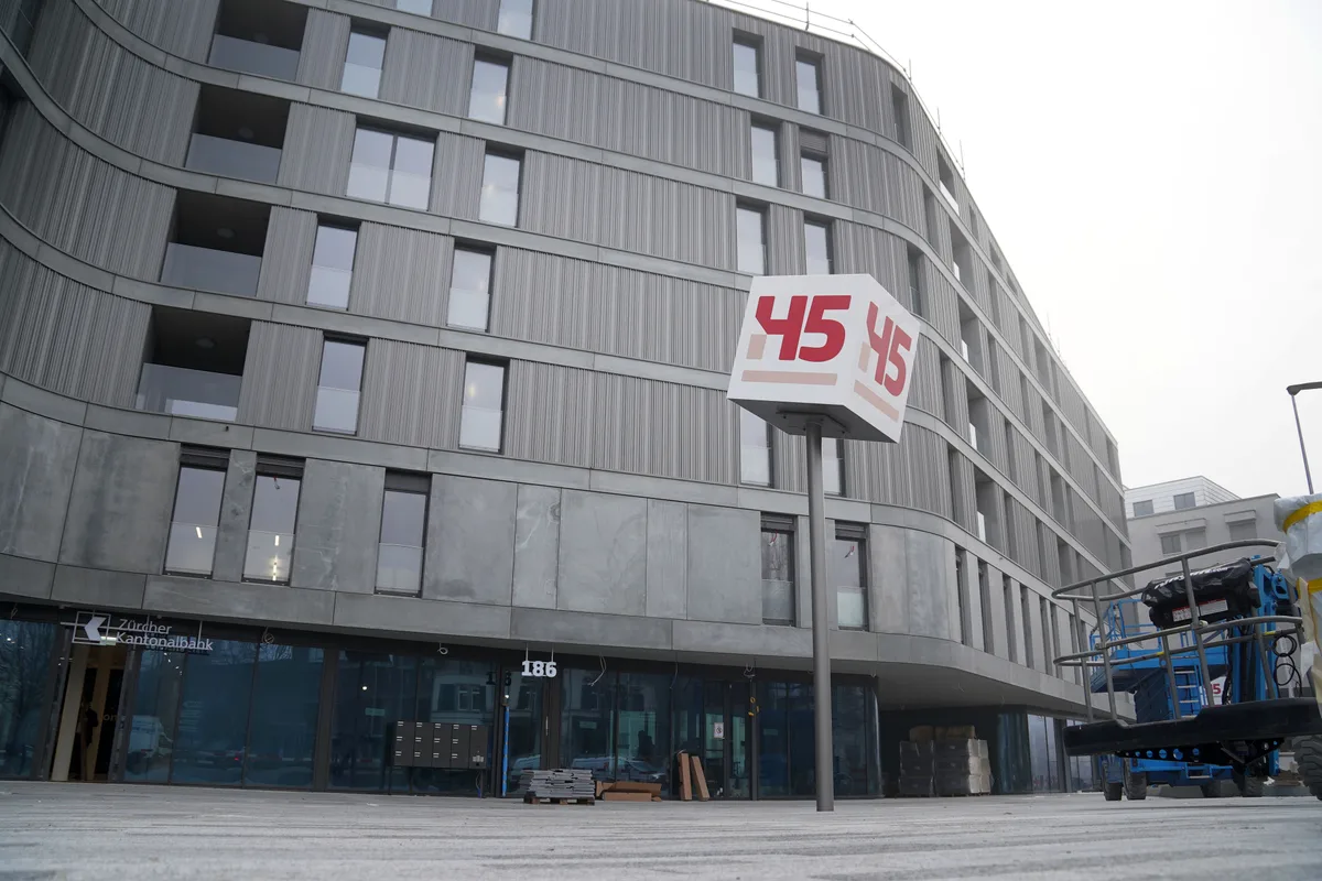 In der neuen Überbauung H45 in Oberwetzikon fand die Konditorei einen neuen Standort. Die Konditorei Janz aus Wila schliesst die Filiale am Bahnhof Wetzikon und zieht ins neue H45 nach Oberwetzikon